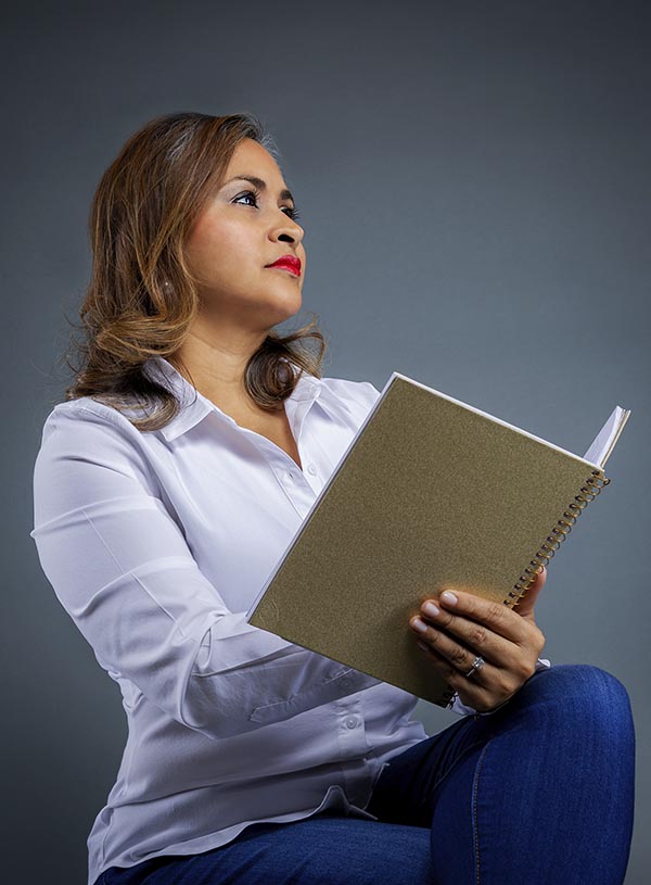 Mujer con libreta mirando lejos